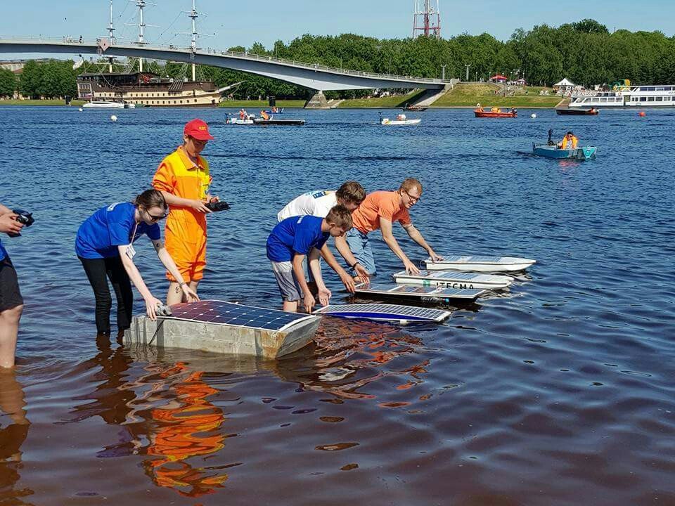 В Великом Новгороде прошли инженерные соревнования лодок на солнечных элементах