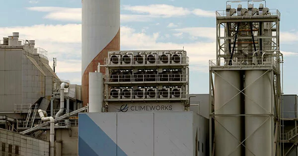 Крупнейший в мире завод по добыче углерода из воздуха начал свою работу в Исландии.