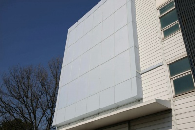 Компания Solaxess разработала белые солнечные батареи.